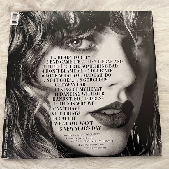 Taylor Swift Limited Edition Reputation Vinyl - Picture 6 of 13